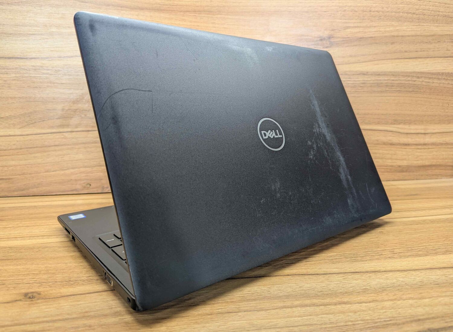 Ноутбук Б-клас Dell Latitude 3590 / 15.6" (1366x768) TN / Intel Core i7-8550U (4 (8) ядра по 1.8 - 4.0 GHz) / 16 GB DDR4 / 480 GB SSD / AMD Radeon 530, 2 GB GDDR5, 64-bit / WebCam / HDMI / Windows 10 - Зображення 6