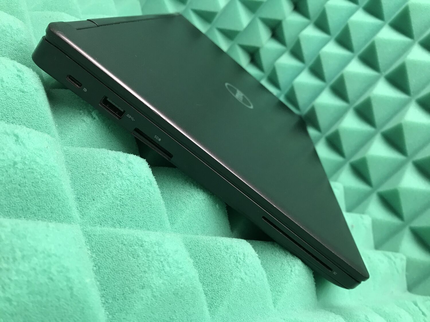 Ноутбук Б-клас Dell Latitude 5480 / 14" (1920x1080) IPS / Intel Core i5-7300U (2 (4) ядра по 2.6 - 3.5 GHz) / 8 GB DDR4 / 256 GB SSD / Intel HD Graphics 620 / WebCam / USB 3.1 / HDMI / Windows 10 ліцензія - Зображення 7