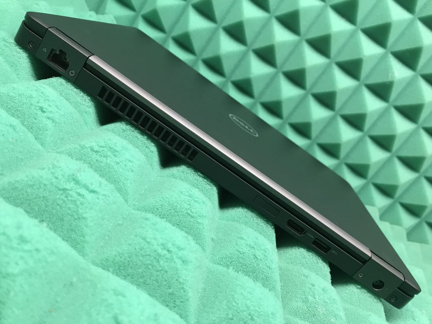 Ноутбук Б-клас Dell Latitude 5480 / 14" (1920x1080) IPS / Intel Core i5-7300U (2 (4) ядра по 2.6 - 3.5 GHz) / 8 GB DDR4 / 256 GB SSD M.2 / Intel HD Graphics 620 / WebCam / USB 3.1 / HDMI / Windows 10 ліцензія - Зображення 7