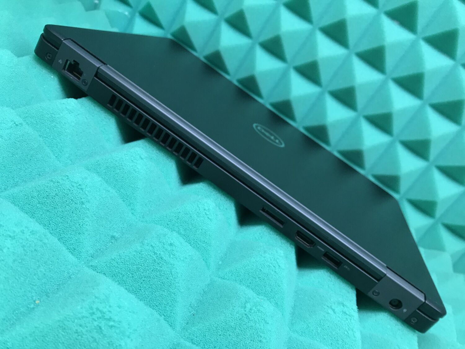 Ноутбук Б-клас Dell Latitude 5490 / 14" (1366x768) TN / Intel Core i5-7300U (2 (4) ядра по 2.6 - 3.5 GHz) / 4 GB DDR4 / 128 GB SSD / Intel HD Graphics 620 / WebCam / USB 3.1 / HDMI / Windows 10 ліцензія - Зображення 9