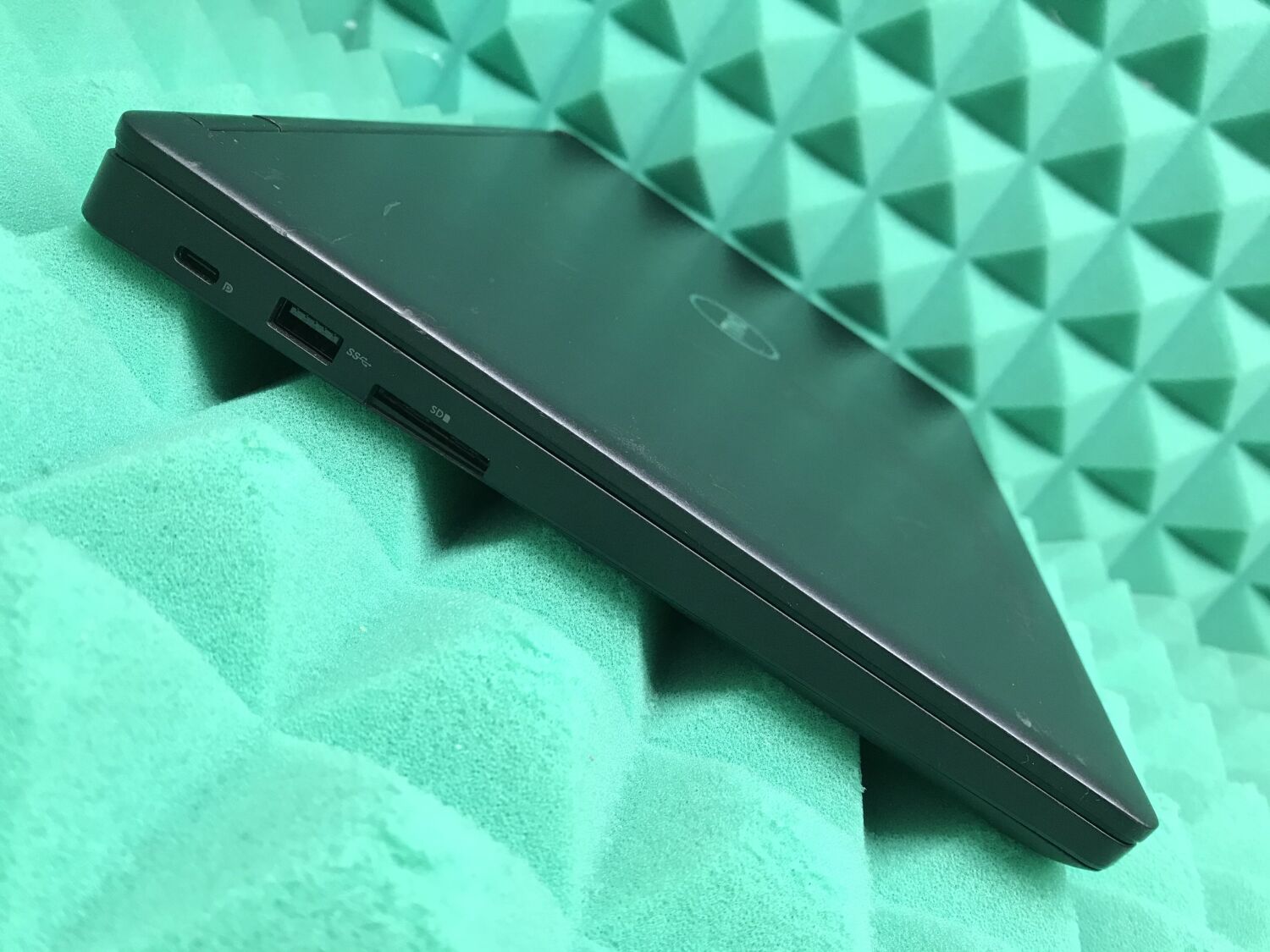 Ноутбук Б-клас Dell Latitude 5490 / 14" (1366x768) TN / Intel Core i5-7300U (2 (4) ядра по 2.6 - 3.5 GHz) / 8 GB DDR4 / 256 GB SSD / Intel HD Graphics 620 / WebCam / USB 3.1 / HDMI / Windows 10 ліцензія - Зображення 7