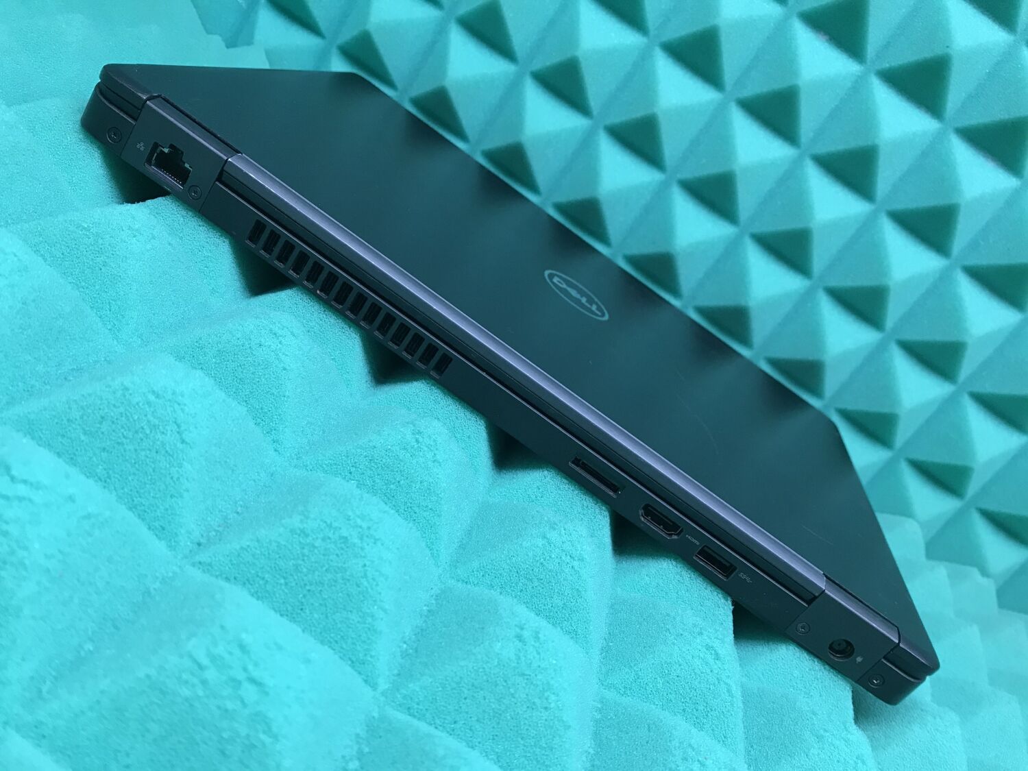 Ноутбук Б-клас Dell Latitude 5490 / 14" (1366x768) TN / Intel Core i5-7300U (2 (4) ядра по 2.6 - 3.5 GHz) / 8 GB DDR4 / 256 GB SSD / Intel HD Graphics 620 / WebCam / USB 3.1 / HDMI / Windows 10 ліцензія - Зображення 9