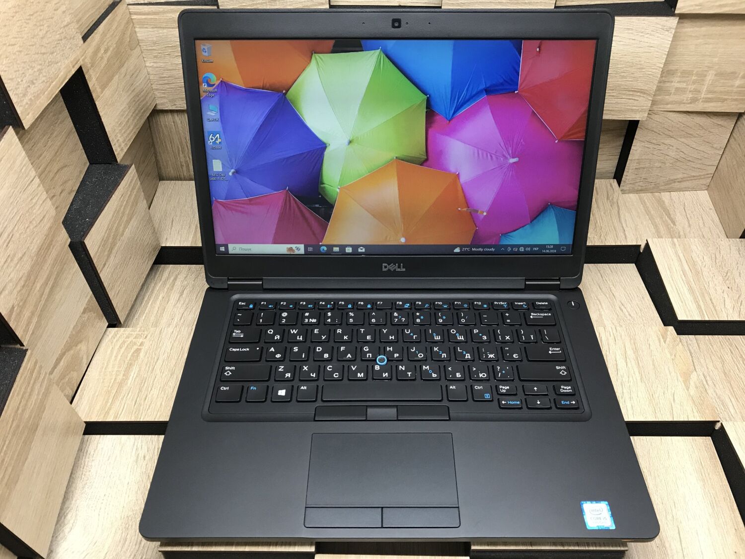 Ноутбук Б-клас Dell Latitude 5490 / 14" (1366x768) TN / Intel Core i5-8250U (4 (8) ядра по 1.6 - 3.4 GHz) / 8 GB DDR4 / 240 GB SSD / Intel UHD Graphics 620 / WebCam / Windows 10 ліцензія - Зображення 2