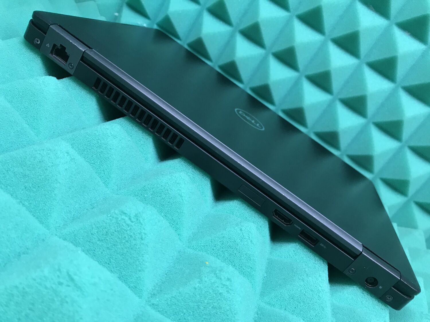 Ноутбук Б-клас Dell Latitude 5490 / 14" (1920x1080) IPS / Intel Core i5-7300U (2 (4) ядра по 2.6 - 3.5 GHz) / 4 GB DDR4 / 128 GB SSD / Intel HD Graphics 620 / WebCam / USB 3.1 / HDMI / Windows 10 ліцензія - Зображення 9