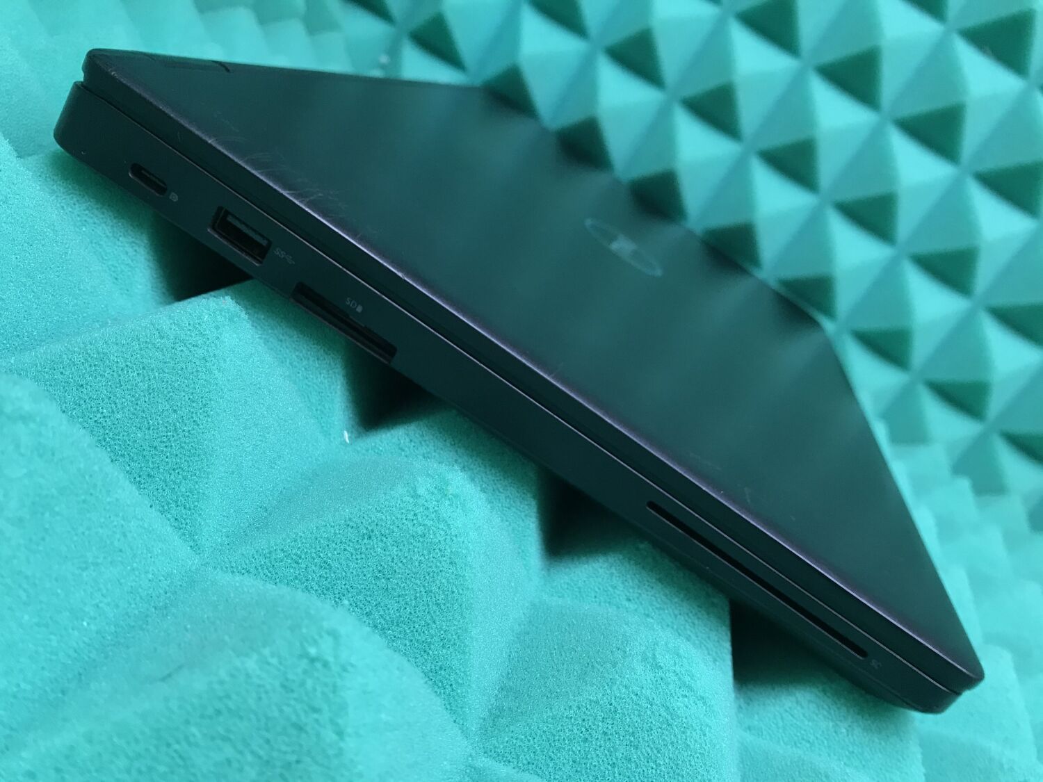 Ноутбук Б-клас Dell Latitude 5490 / 14" (1920x1080) IPS / Intel Core i5-7300U (2 (4) ядра по 2.6 - 3.5 GHz) / 4 GB DDR4 / 128 GB SSD / Intel HD Graphics 620 / WebCam / USB 3.1 / HDMI / Windows 10 ліцензія - Зображення 7