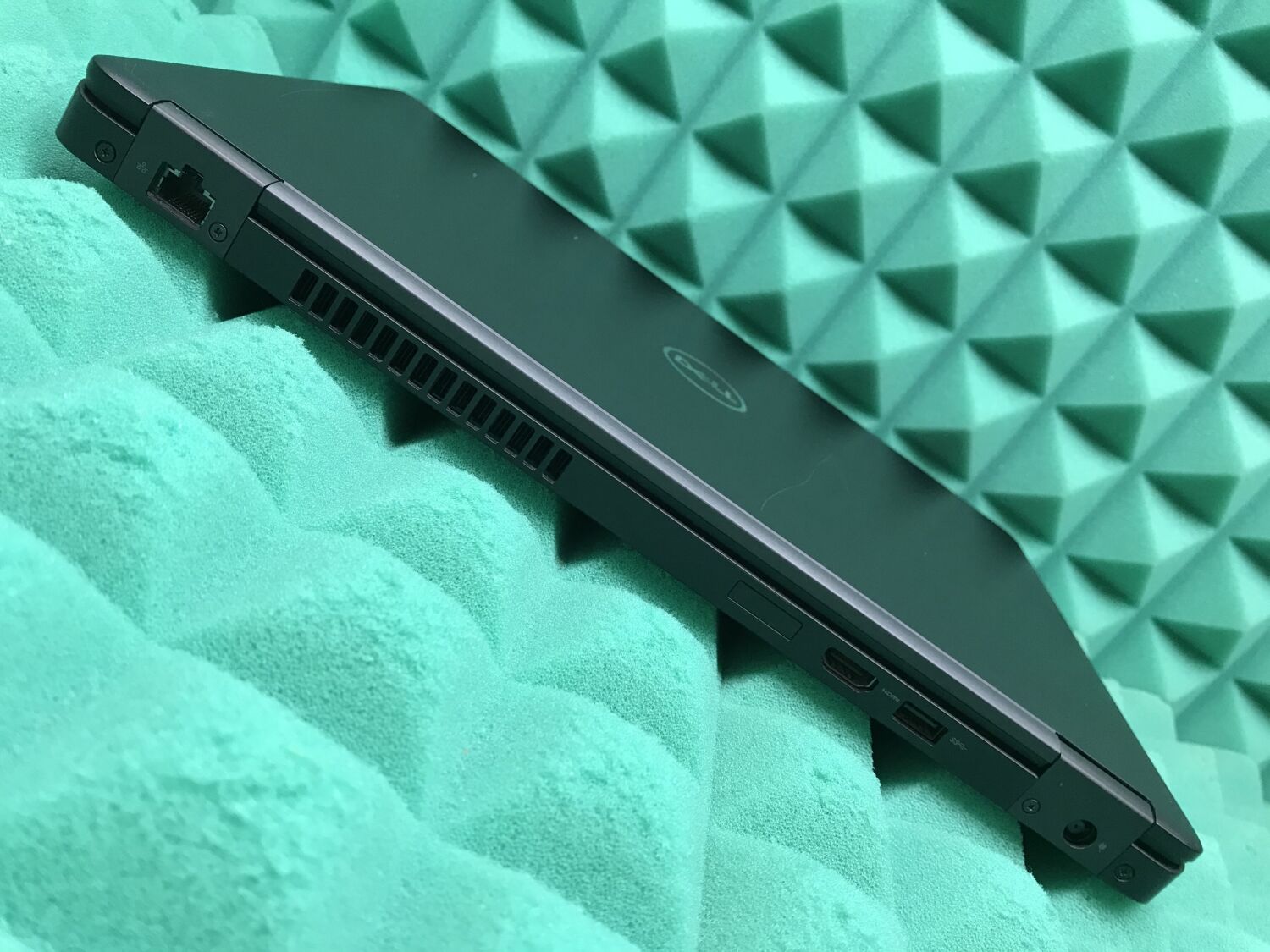 Ноутбук Б-клас Dell Latitude 5490 / 14" (1920x1080) IPS / Intel Core i5-8250U (4 (8) ядра по 1.6 - 3.4 GHz) / 8 GB DDR4 / 256 GB SSD M.2 / Intel UHD Graphics 620 / WebCam / USB 3.1 / HDMI / Windows 10 ліцензія - Зображення 7