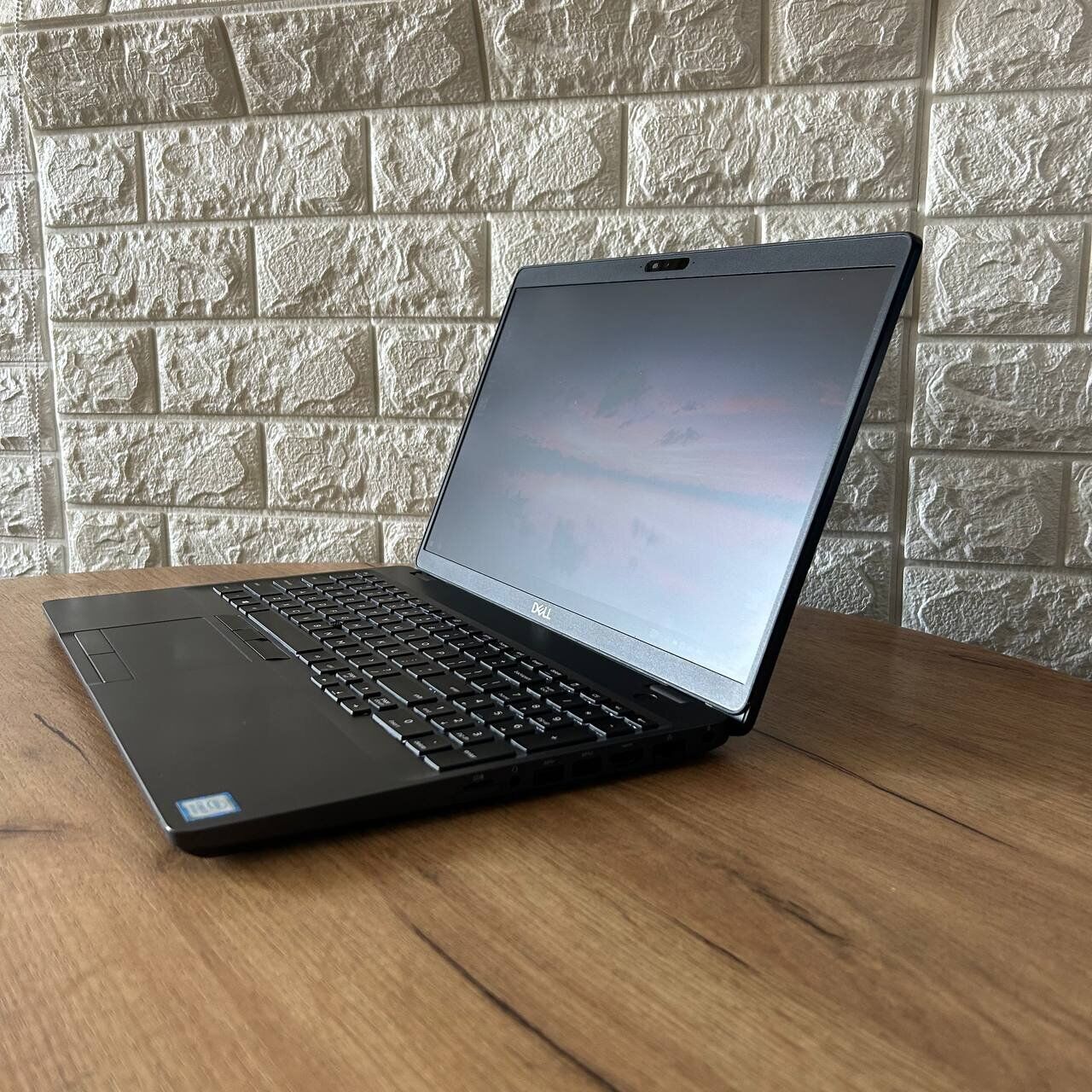Ноутбук Б-клас Dell Latitude 5500 / 15.6" (1366x768) TN / Intel Core i7-8665U (4 (8) ядра по 1.9 - 4.8 GHz) / 16 GB DDR4 / 256 GB SSD / Intel UHD Graphics / WebCam - Зображення 5