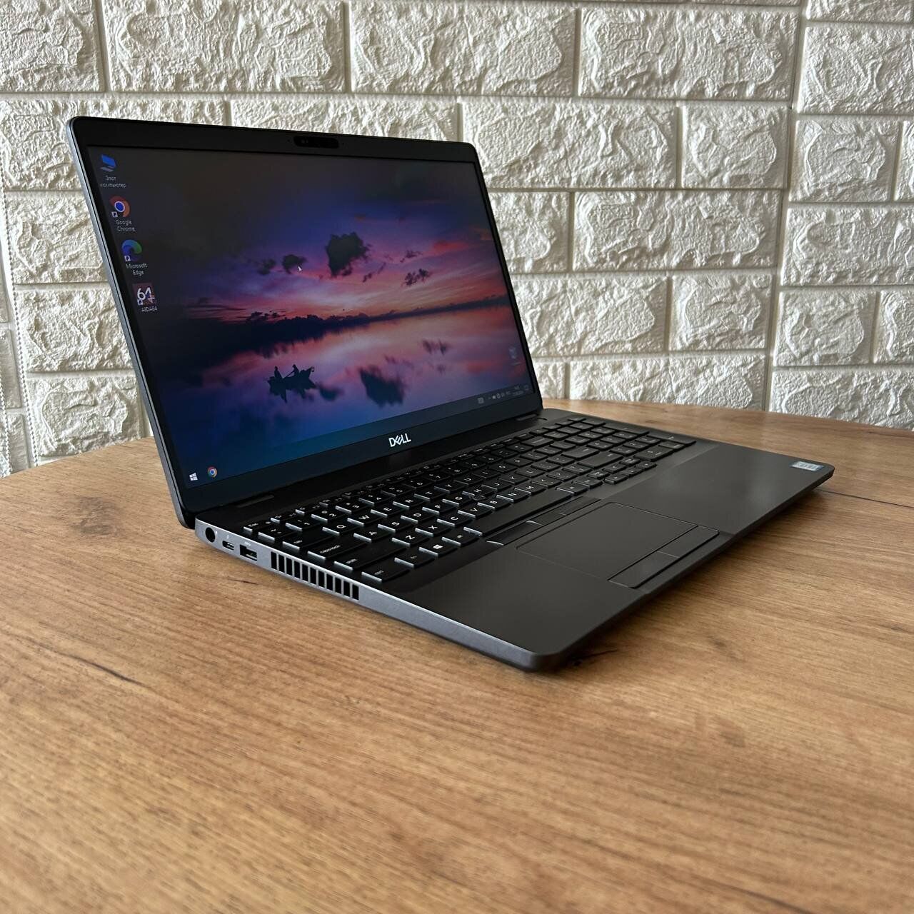 Ноутбук Б-клас Dell Latitude 5500 / 15.6" (1366x768) TN / Intel Core i7-8665U (4 (8) ядра по 1.9 - 4.8 GHz) / 16 GB DDR4 / 256 GB SSD / Intel UHD Graphics / WebCam - Зображення 4