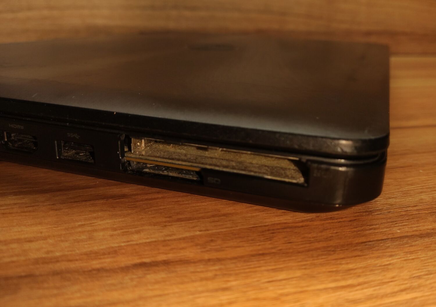 Ноутбук Б-клас Dell Latitude E5540 / 15.6" (1366x768) TN / Intel Core i5-4300U (2 (4) ядра по 1.9 - 2.9 GHz) / 8 GB DDR3 / 256 GB SSD / Intel HD Graphics 4400 / WebCam / Windows 10 - Зображення 3