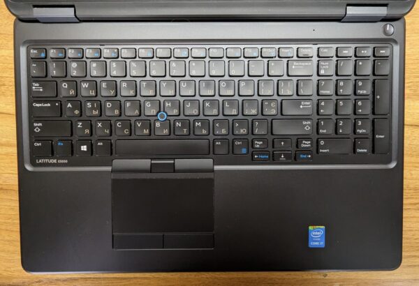 Ноутбук Б-клас Dell Latitude E5550 / 15.6" (1366x768) TN / Intel Core i7-5600U (2 (4) ядра по 2.6 - 3.2 GHz) / 8 GB DDR3 / 240 GB SSD / Intel HD Graphics 5500 / WebCam / Windows 10 - Зображення 4