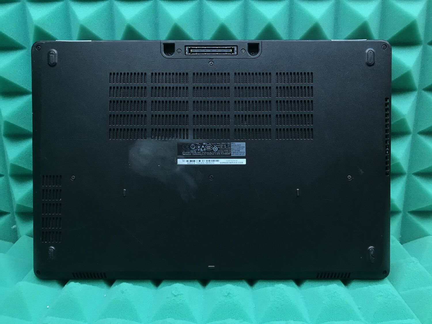 Ноутбук Б-клас Dell Latitude E5570 / 15.6" (1366x768) TN / Intel Core i3-6100U (2 (4) ядра по 2.3 GHz) / 8 GB DDR4 / 256 GB SSD / Intel HD Graphics 520 / WebCam / HDMI / Windows 10 ліцензія - Зображення 6