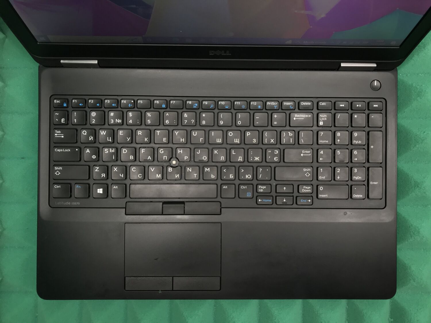 Ноутбук Б-клас Dell Latitude E5570 / 15.6" (1366x768) TN / Intel Core i3-6100U (2 (4) ядра по 2.3 GHz) / 8 GB DDR4 / 256 GB SSD / Intel HD Graphics 520 / WebCam / HDMI / Windows 10 ліцензія - Зображення 4