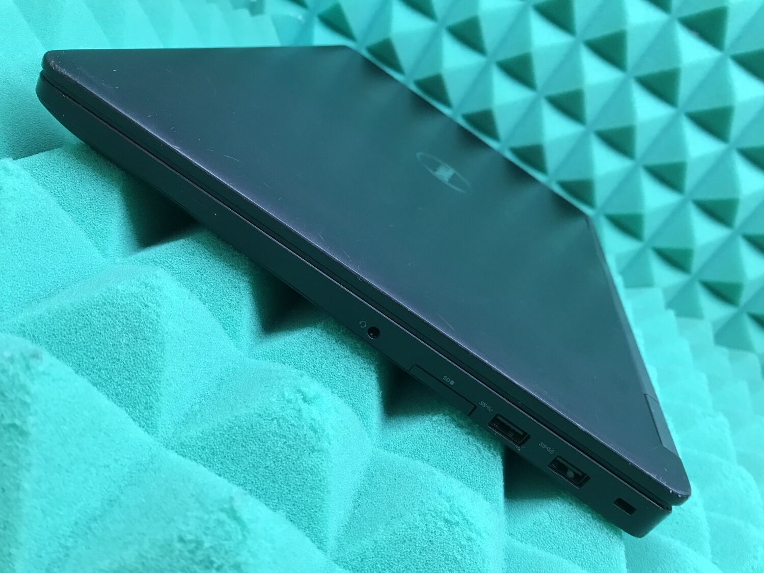 Ноутбук Б-клас Dell Latitude E5570 / 15.6" (1366x768) TN / Intel Core i3-6100U (2 (4) ядра по 2.3 GHz) / 8 GB DDR4 / 256 GB SSD / Intel HD Graphics 520 / WebCam / HDMI / Windows 10 ліцензія - Зображення 8