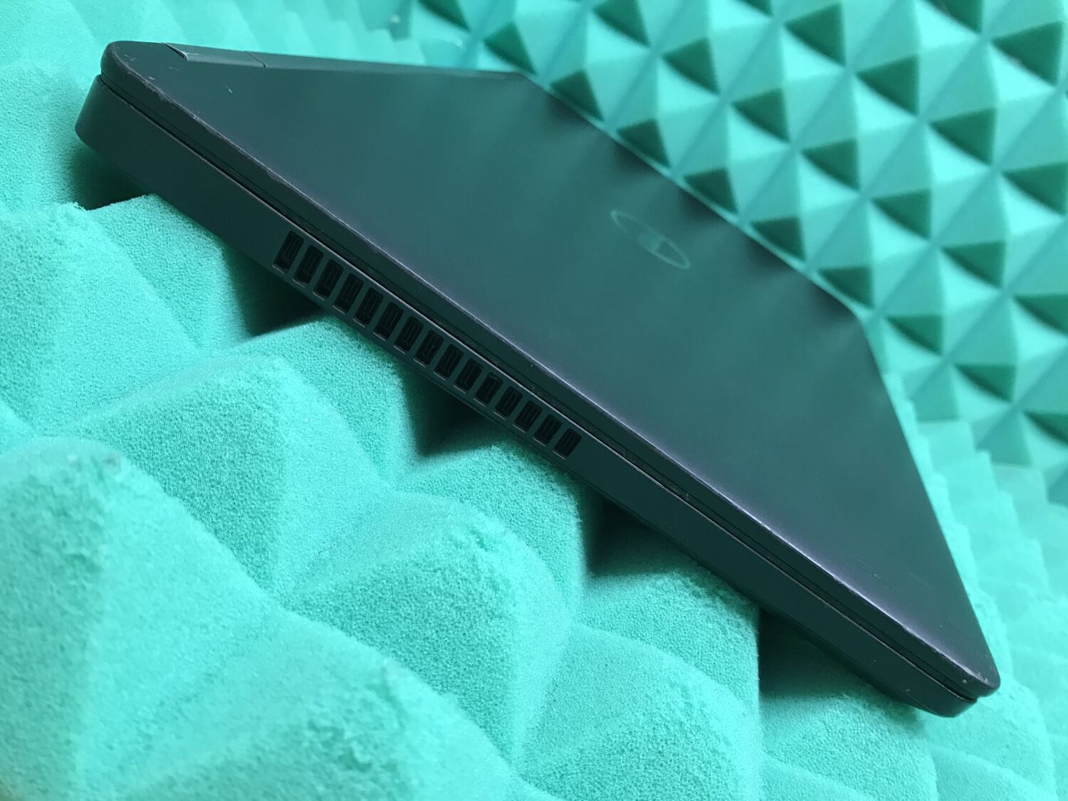 Ноутбук Б-клас Dell Latitude E5570 / 15.6" (1366x768) TN / Intel Core i3-6100U (2 (4) ядра по 2.3 GHz) / 8 GB DDR4 / 256 GB SSD / Intel HD Graphics 520 / WebCam / HDMI / Windows 10 ліцензія - Зображення 7