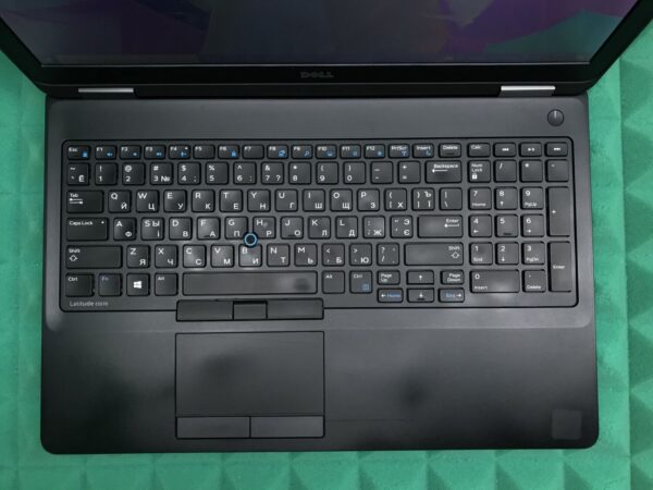 Ноутбук Б-клас Dell Latitude E5570 / 15.6" (1366x768) TN / Intel Core i5-6200U (2 (4) ядра по 2.3 - 2.8 GHz) / 8 GB DDR4 / 256 GB SSD / Intel HD Graphics 520 / WebCam / HDMI / Windows 10 ліцензія - Зображення 4