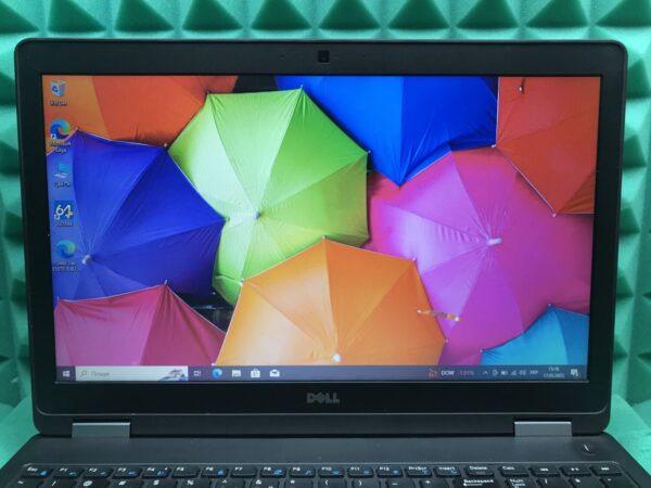 Ноутбук Б-клас Dell Latitude E5570 / 15.6" (1366x768) TN / Intel Core i5-6300U (2 (4) ядра по 2.4 - 3.0 GHz) / 8 GB DDR4 / 256 GB SSD / Intel HD Graphics 520 / WebCam / HDMI / Windows 10 ліцензія - Зображення 3