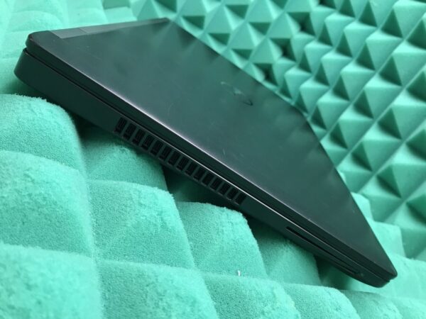 Ноутбук Б-клас Dell Latitude E5570 / 15.6" (1366x768) TN / Intel Core i5-6300U (2 (4) ядра по 2.4 - 3.0 GHz) / 8 GB DDR4 / 256 GB SSD / Intel HD Graphics 520 / WebCam / HDMI / Windows 10 ліцензія - Зображення 5