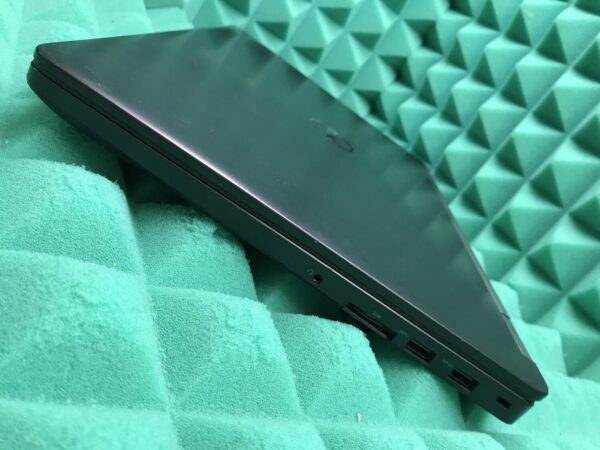 Ноутбук Б-клас Dell Latitude E5570 / 15.6" (1366x768) TN / Intel Core i5-6300U (2 (4) ядра по 2.4 - 3.0 GHz) / 8 GB DDR4 / 256 GB SSD / Intel HD Graphics 520 / WebCam / HDMI / Windows 10 ліцензія - Зображення 6