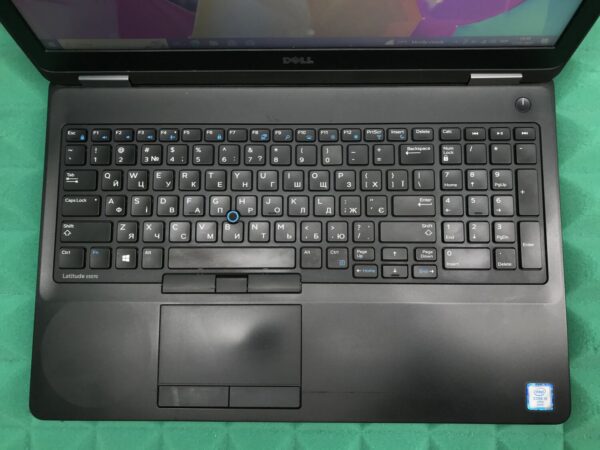 Ноутбук Б-клас Dell Latitude E5570 / 15.6" (1366x768) TN / Intel Core i5-6300U (2 (4) ядра по 2.4 - 3.0 GHz) / 8 GB DDR4 / 256 GB SSD / Intel HD Graphics 520 / WebCam / HDMI / Windows 10 ліцензія - Зображення 4