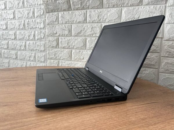 Ноутбук Б-клас Dell Latitude E5570 / 15.6" (1366x768) TN / Intel Core i7-6600U (2 (4) ядра по 2.6 - 3.4 GHz) / 8 GB DDR4 / 180 GB SSD M.2 / AMD Radeon R7 M360, 2 GB GDDR5, 64-bit / HDMI - Зображення 6