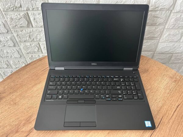 Ноутбук Б-клас Dell Latitude E5570 / 15.6" (1366x768) TN / Intel Core i7-6600U (2 (4) ядра по 2.6 - 3.4 GHz) / 8 GB DDR4 / 180 GB SSD M.2 / AMD Radeon R7 M360, 2 GB GDDR5, 64-bit / HDMI - Зображення 3