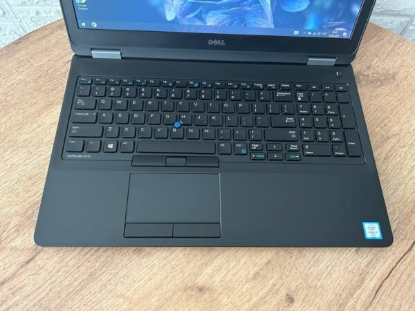 Ноутбук Б-клас Dell Latitude E5570 / 15.6" (1366x768) TN / Intel Core i7-6600U (2 (4) ядра по 2.6 - 3.4 GHz) / 8 GB DDR4 / 180 GB SSD M.2 / AMD Radeon R7 M360, 2 GB GDDR5, 64-bit / HDMI - Зображення 4