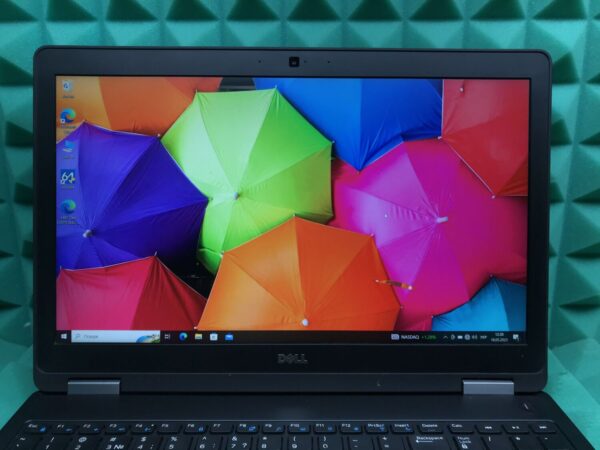 Ноутбук Б-клас Dell Latitude E5570 / 15.6" (1920x1080) IPS / Intel Core i5-6300U (2 (4) ядра по 2.4 - 3.0 GHz) / 8 GB DDR4 / 240 GB SSD / Intel HD Graphics 520 / WebCam / HDMI / Windows 10 ліцензія - Зображення 3