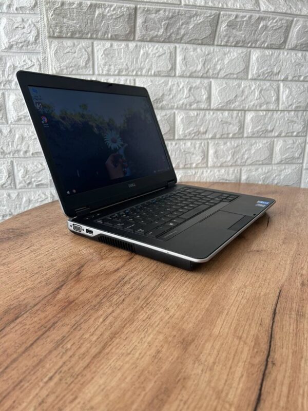 Ноутбук Б-клас Dell Latitude E6440 / 14" (1366x768) TN / Intel Core i5-4300M (2 (4) ядра по 2.6 - 3.3 GHz) / 8 GB DDR3 / 240 GB SSD / Intel HD Graphic 4600 / VGA - Зображення 4