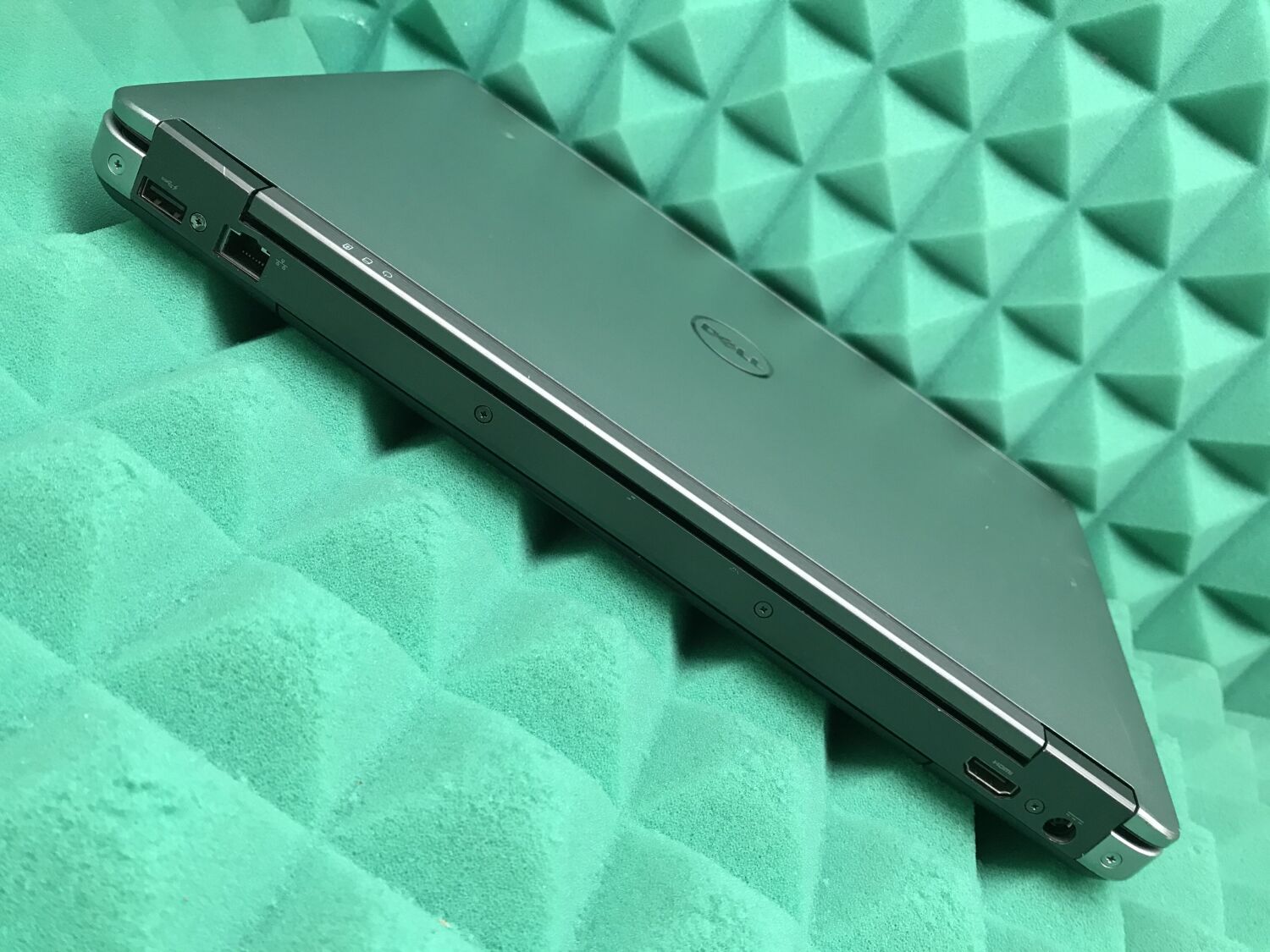 Ноутбук Б-клас Dell Latitude E6440 / 14" (1600x900) TN / Intel Core i5-4310M (2 (4) ядра по 2.7 - 3.4 GHz) / 4 GB DDR3 / 128 GB SSD / Intel HD Graphics 4600 / WebCam / DVD-RW / HDMI / Windows 10 ліцензія - Зображення 9