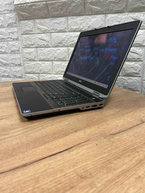 Ноутбук Б-клас Dell Latitude E6520 / 15.6" (1366x768) TN / Intel Core i5-2410M (2 (4) ядра по 2.3 - 2.9 GHz) / 4 GB DDR3 / 500 GB HDD / nVidia NVS 4200M, 1 GB GDDR3, 64-bit / HDMI - Зображення 5