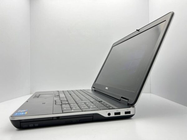 Ноутбук Б-клас Dell Latitude E6540 / 15.6" (1366x768) TN / Intel Core i5-4310M (2 (4) ядра по 2.7 - 3.4 GHz) / 4 GB DDR3 / 240 GB SSD / AMD Radeon HD 8790M, 2GB DDR5, 128-bit / WebCam - Зображення 4