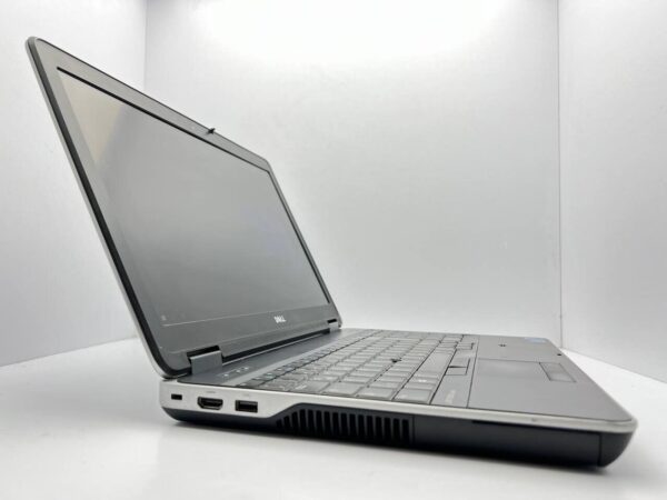 Ноутбук Б-клас Dell Latitude E6540 / 15.6" (1366x768) TN / Intel Core i5-4310M (2 (4) ядра по 2.7 - 3.4 GHz) / 4 GB DDR3 / 240 GB SSD / AMD Radeon HD 8790M, 2GB DDR5, 128-bit / WebCam - Зображення 3