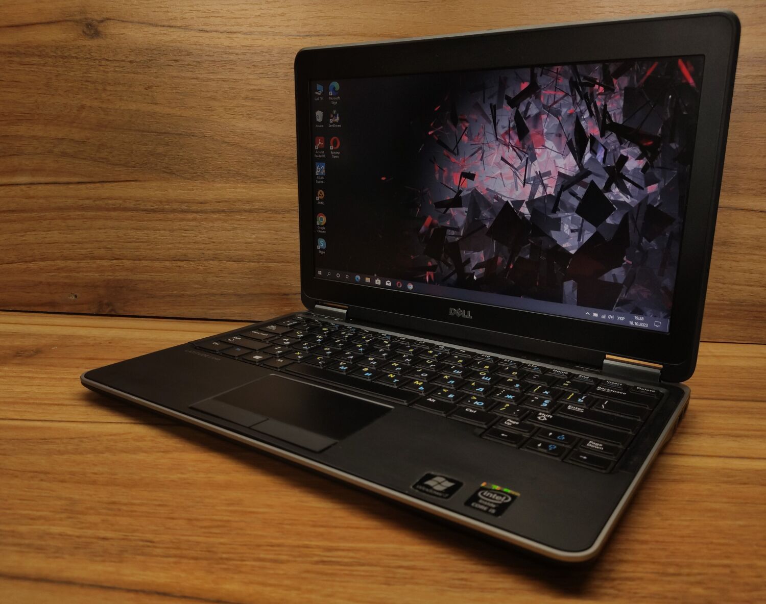 Ноутбук Б-клас Dell Latitude E7240 / 12.5" (1366x768) TN / Intel Core i5-4300U (2 (4) ядра по 1.9 - 2.9 GHz) / 4 GB DDR3 / 256 GB SSD / Intel HD Graphics 4400 / NO WebCam - Зображення 3