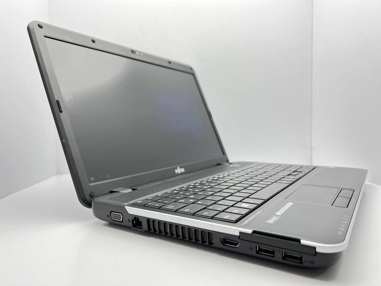 Ноутбук Б-клас Fujitsu LifeBook A512 / 15.6" (1366x768) TN / Intel Core i5-3110M (2 (4) ядра по 2.4 GHz) / 4 GB DDR3 / 250 GB HDD / Intel HD Graphics 4000 / WebCam - Зображення 3