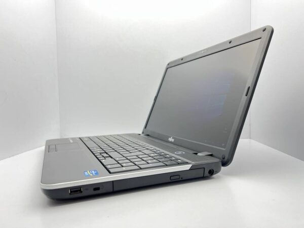 Ноутбук Б-клас Fujitsu LifeBook A512 / 15.6" (1366x768) TN / Intel Core i5-3110M (2 (4) ядра по 2.4 GHz) / 4 GB DDR3 / 250 GB HDD / Intel HD Graphics 4000 / WebCam - Зображення 4