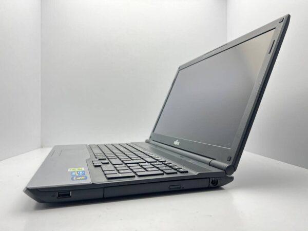 Ноутбук Б-клас Fujitsu Lifebook A532 / 15.6'' (1366x768) TN / Intel Core i5-3210M (2 (4) ядра по 2.5 - 3.1 GHz) / 4 GB DDR3 / 500 GB HDD / Intel HD Graphics 4000 / WebCam - Зображення 4