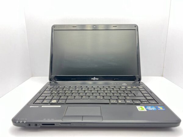 Ноутбук Б-клас Fujitsu LifeBook LH531 / 14" (1366x768) TN / Intel Core i5-2430M (2 (4) ядра по 2.4 - 3.0 GHz) / 4 GB DDR3 / 500 GB HDD / Intel HD Graphics 3000 / WebCam / Без батареи - Зображення 2