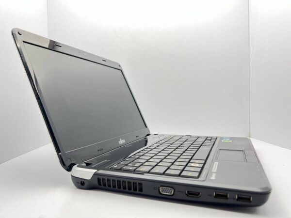 Ноутбук Б-клас Fujitsu LifeBook LH531 / 14" (1366x768) TN / Intel Core i5-2430M (2 (4) ядра по 2.4 - 3.0 GHz) / 4 GB DDR3 / 500 GB HDD / Intel HD Graphics 3000 / WebCam / Без батареи - Зображення 3