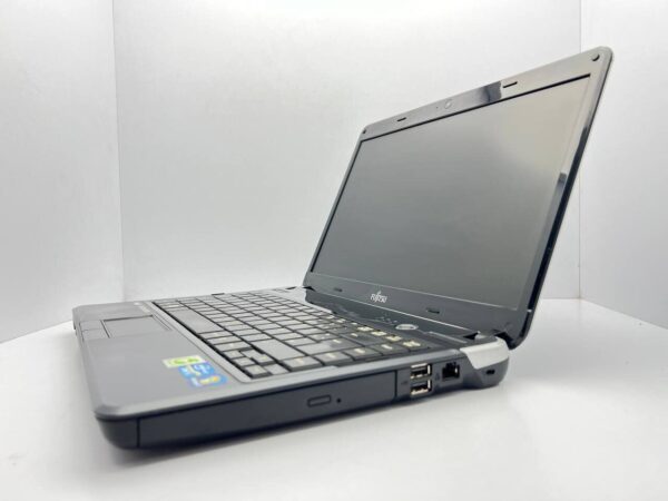 Ноутбук Б-клас Fujitsu LifeBook LH531 / 14" (1366x768) TN / Intel Core i5-2430M (2 (4) ядра по 2.4 - 3.0 GHz) / 4 GB DDR3 / 500 GB HDD / Intel HD Graphics 3000 / WebCam / Без батареи - Зображення 4