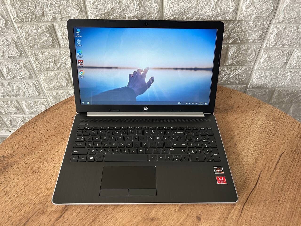 Ноутбук Б-клас HP 15-db0005dx / 15.6" (1366x768) TN Touch / AMD Ryzen 5 2500U (4 (8) ядра по 2.0 - 3.6 GHz) / 8 GB DDR4 / 128 GB SSD / AMD Radeon Vega 8 Graphics / WebCam / HDMI - Зображення 2