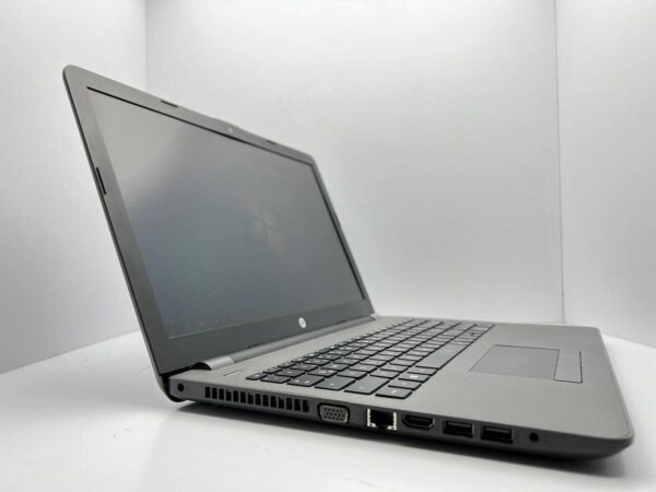 Ноутбук Б-клас HP 255 G6 / 15.6" (1366x768) TN / AMD E2-9000e (2 ядра по 1.5 - 2.0 GHz) / 4 GB DDR4 / 250 GB SSD / AMD Radeon R2 Graphics / WebCam - Зображення 3