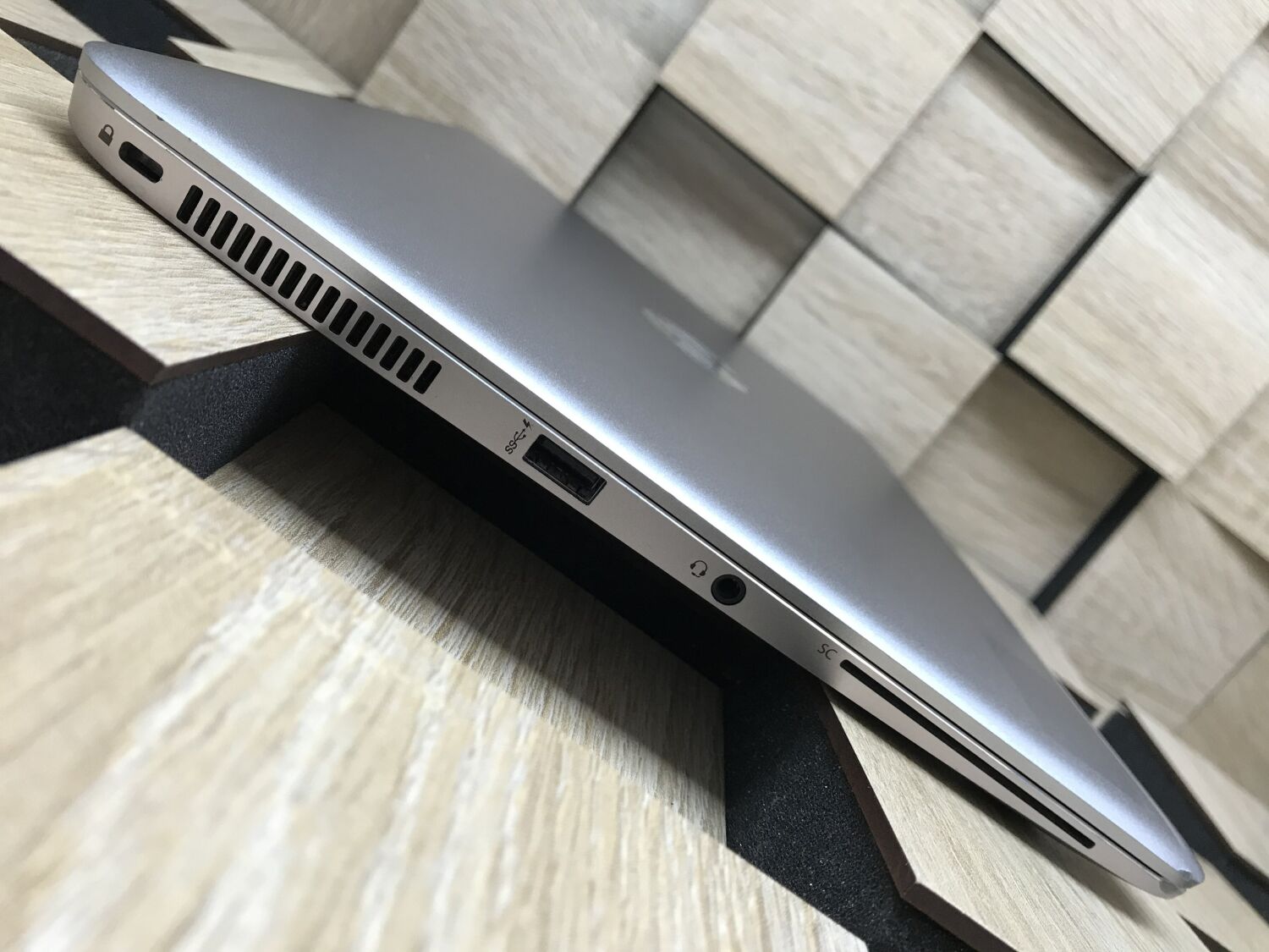Ноутбук Б-клас HP EliteBook Folio 1040 G3 / 14" (2560x1440) IPS / Intel Core i5-6300U (2 (4) ядра по 2.4 - 3.0 GHz) / 16 GB DDR4 / 256 GB SSD / Intel HD Graphics 520 / WebCam / Windows 10 ліцензія - Зображення 5