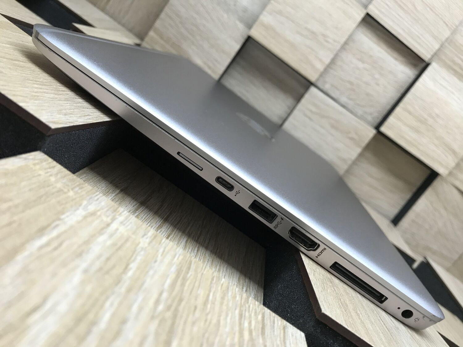 Ноутбук Б-клас HP EliteBook Folio 1040 G3 / 14" (2560x1440) IPS / Intel Core i5-6300U (2 (4) ядра по 2.4 - 3.0 GHz) / 16 GB DDR4 / 256 GB SSD / Intel HD Graphics 520 / WebCam / Windows 10 ліцензія - Зображення 6