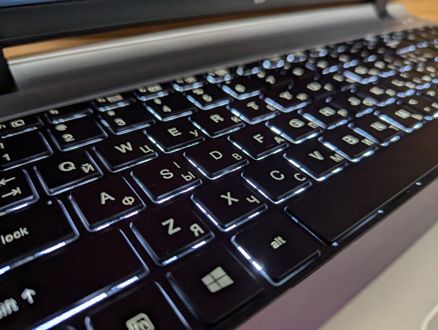 Ноутбук Б-клас HP ProBook 450 G3 / 15.6" (1366x768) TN / Intel Core i5-6200U (2 (4) ядра по 2.3 - 2.8 GHz) / 8 GB DDR3 / 256 GB SSD / AMD Radeon R7 M340, 2 GB DDR3, 64-bit / WebCam / Fingerprint / Windows 10 - Зображення 6