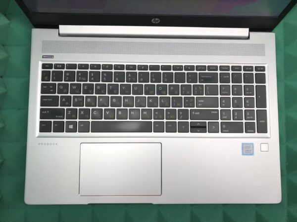 Ноутбук Б-клас HP ProBook 450 G6 / 15.6" (1366x768) TN / Intel Core i3-8145U (2 (4) ядра по 2.1 - 3.9 GHz) / 8 GB DDR4 / 250 GB SSD / Intel UHD Graphics 620 / WebCam / USB 3.1 / HDMI - Зображення 3