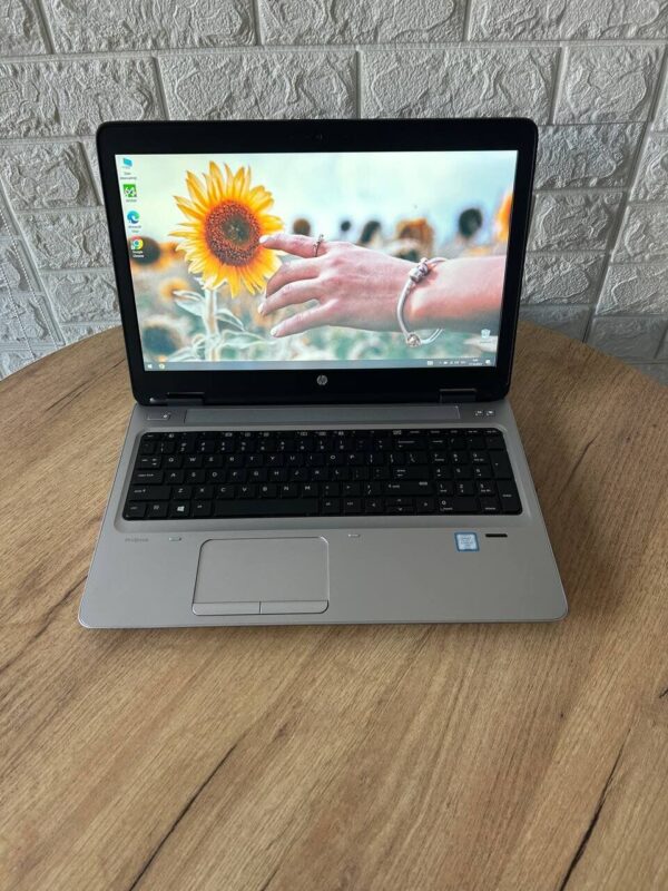 Ноутбук Б-клас HP ProBook 650 G2 / 15.6" (1366x768) TN / Intel Core i7-6600U (2 (4) ядра по 2.6 - 3.4 GHz) / 8 GB DDR4 / 256 GB SSD M.2 / Intel HD Graphics 520 / WebCam / VGA - Зображення 2