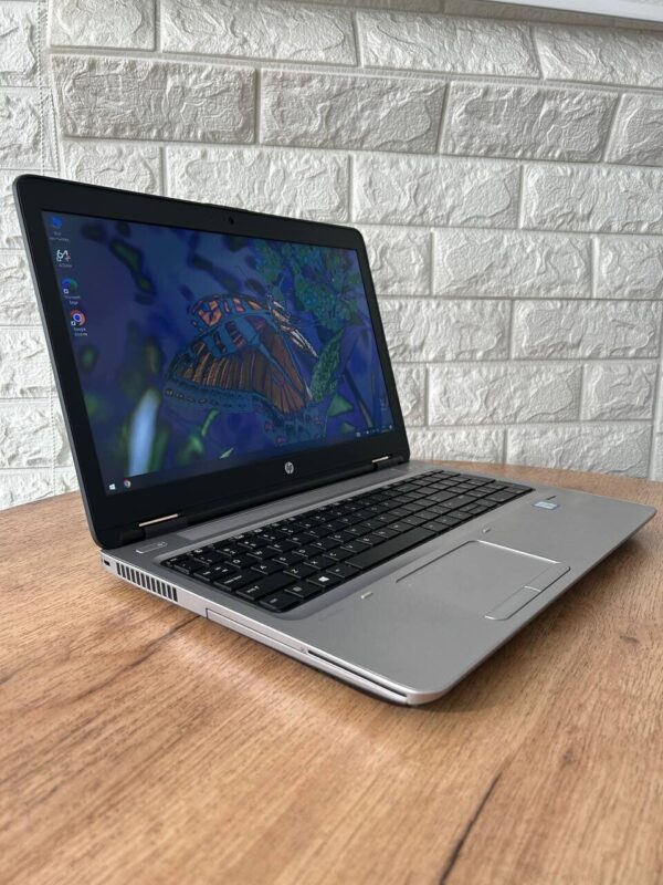 Ноутбук Б-клас HP ProBook 650 G2 / 15.6" (1920x1080) IPS / Intel Core i5-6300U (2 (4) ядра по 2.4 - 3.0 GHz) / 8 GB DDR4 / 256 GB SSD / Intel HD Graphics 520 / WebCam / VGA - Зображення 4