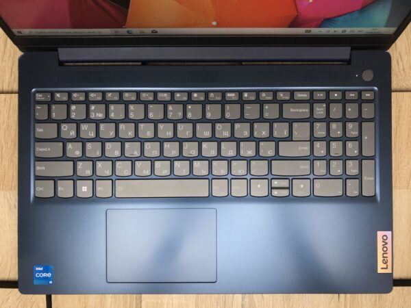 Ноутбук Б-клас Lenovo IdeaPad Slim 3 15IRU8 / 15.6" (1920x1080) IPS Touch / Intel Core i5-1335U (10 (12) ядра по 3.4 - 4.6 GHz) / 8 GB DDR4 / 256 GB SSD M.2 / Intel Iris Xe Graphics / WebCam - Зображення 4