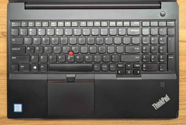 Ноутбук Б-клас Lenovo ThinkPad E590 / 15.6" (1920x1080) IPS / Intel Core i5-8265U (4 (8) ядра по 1.6 - 3.9 GHz) / 8 GB DDR4 / 256 GB SSD / Intel UHD Graphics / WebCam / TouchID / Windows 10 - Зображення 5