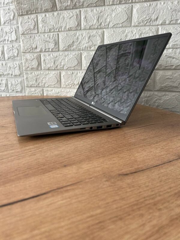 Ноутбук Б-клас LG Gram 15Z975 / 15.6" (1920x1080) IPS / Intel Core i7-8550U (4 (8) ядра по 1.8 - 4.0 GHz) / 8 GB DDR4 / 256 GB SSD M.2 / Intel UHD Graphics 620 / WebCam / HDMI - Зображення 5